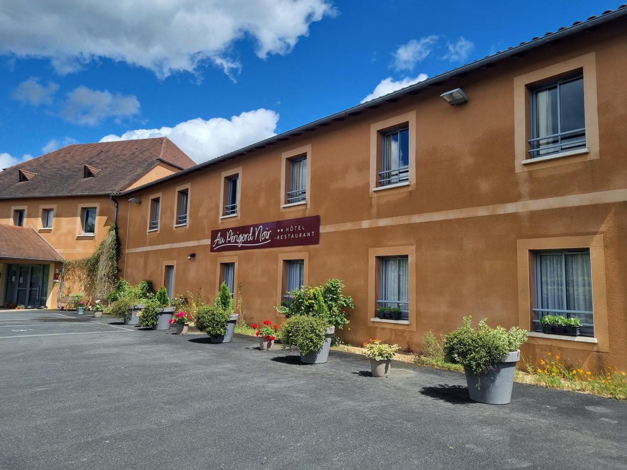 Отель Au Perigord Noir Hautefort Экстерьер фото