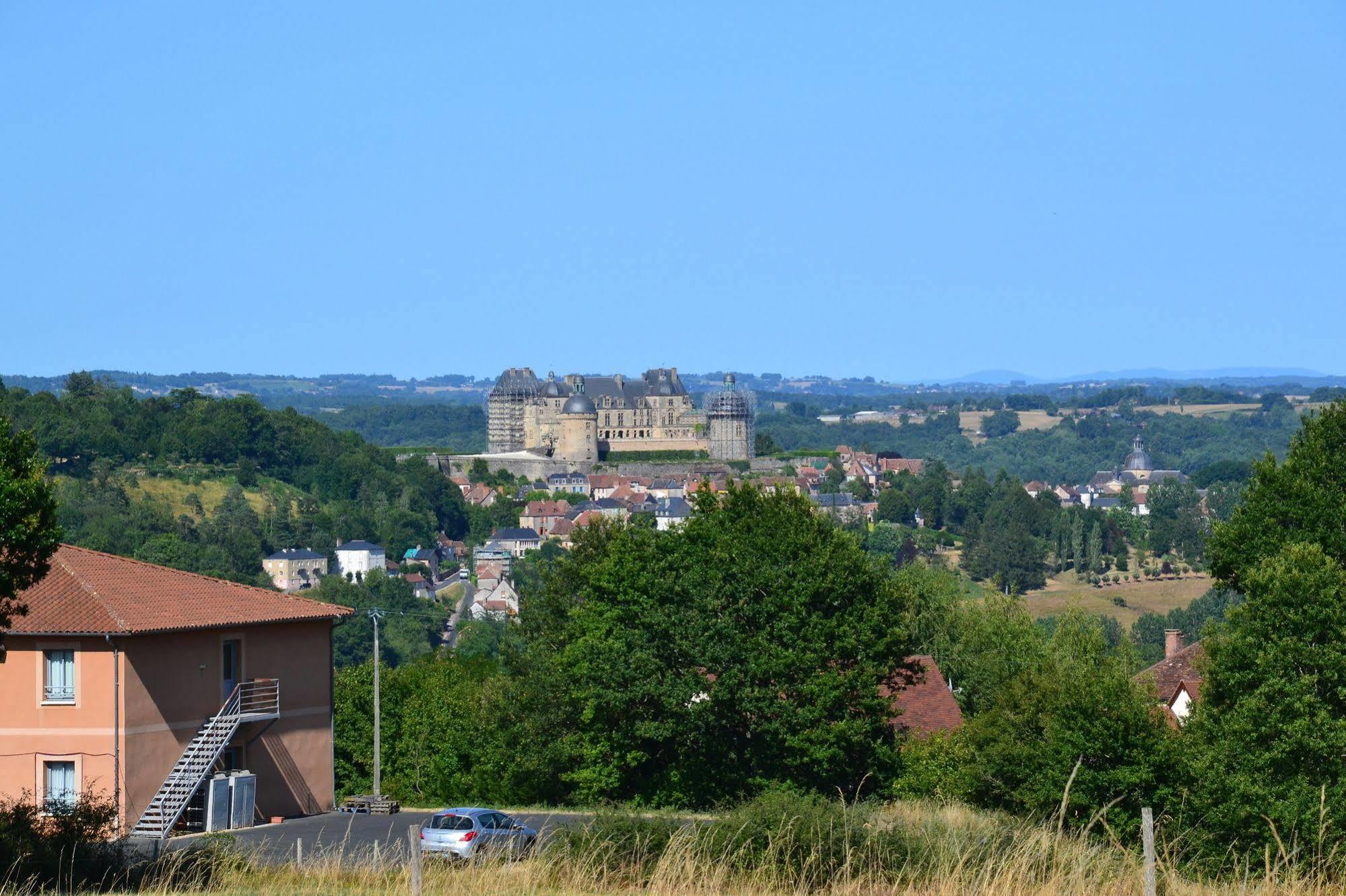 Отель Au Perigord Noir Hautefort Экстерьер фото